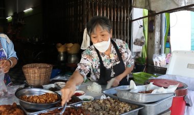 สวนกระแสหมูแพง!ร้านหมูทอดขอนแก่นขายเท่าเดิมห่อละ10บาท(มีคลิป)
