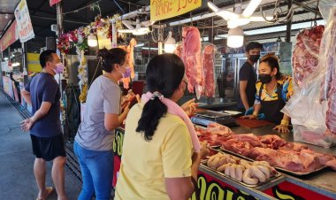 คนโคราชแห่ซื้อหมูพาณิชย์กก.ละ 150 บาทลดค่าครองชีพ (มีคลิป)