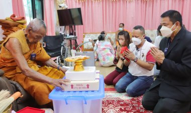 นอภ.เมืองปทุมธานี มอบเงิน-วัตถุมงคลมูลค่า 300,000 บาท สร้างเมรุ