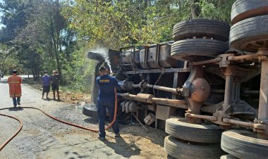 พ่อเฒ่า72ปีขับ10 ล้อเบรกแตกหลุดโค้งชนต้นไม้ รอดตายปาฏิหาริย์ (ชมคลิป)