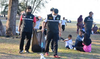 "นายกไพชอล"ลงพื้นที่หาดนราทัศน์ฝากทุกคนช่วยทิ้งขยะลงถัง