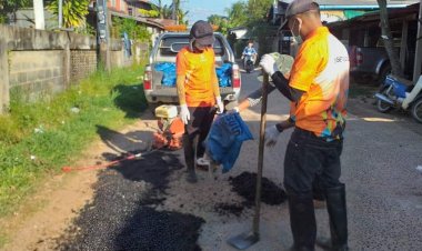 นายก อบต.โนนสังลุยปรับปรุงถนนเพื่อลำเลียงผลผลิตการเกษตร