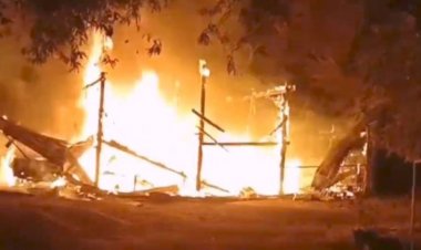 ระทึก!ไฟไหม้บ้าน รถ 2 คัน สูญเกือบหกแสนบาท