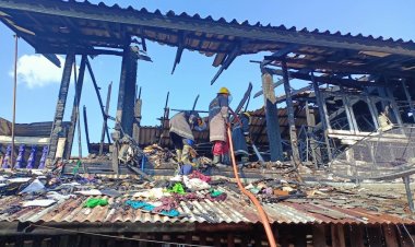 3พ่อแม่ลูกทุกข์ซ้ำ2หลังน้ำท่วมบ้านถูกไฟไหม้วอดทั้งหลัง