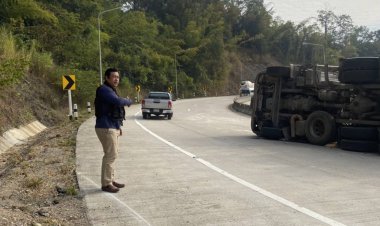 สท.นุ้ยส์  นุ้ยส์ เมืองฉอด ช่วยเหลือรถบรรทุกเมล็ดข้าวโพดประสบอุบัติเหตุ ดอยผาระกา เส้นทางสายตาก=แม่สอด