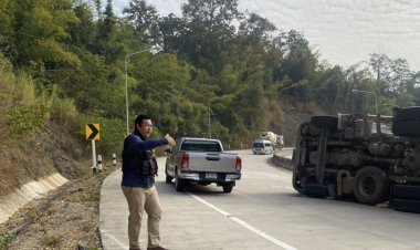 "สท.นุ้ยส์  เมืองฉอด"ลงพื้นที่ช่วยรถบรรทุกเมล็ดข้าวโพดประสบอุบัติเหตุ