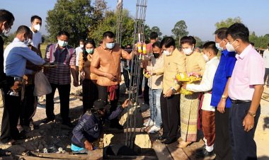 ป.สมานธนโชคทำพิธียกเสาเอกเสาโทโครงการบ้านน้อยในภูกว้าง