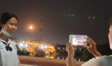 ประชาชนแห่เซลฟี่ดวงจันทร์ใกล้โลกเหนือแม่น้ำปราจีนบุรี (มีคลิป)