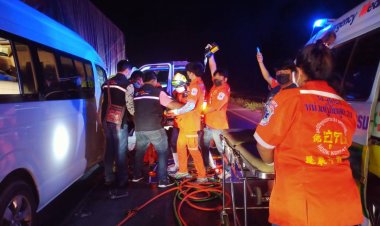 โชเฟอร์ขับรถตู้หลับในพุ่งเสยท้าย10ล้อผู้โดยสารเจ็บสาหัส 5