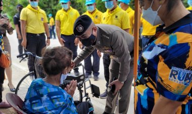 ผกก.สภ.เมืองนราธิวาสนำตำรวจจิตอาสามอบรถวิลแชร์-น้ำดื่มผู้ป่วยติดเตียง