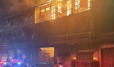 ระทึก!ไฟไหม้อาคารเก็บอุปกรณ์ออกซิเจนย่านเจริญกรุงวอด 5 คูหา