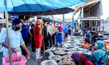 พาณิชย์ลุยตรวจสอบอาหารสดค้าตลาดเทศบาลเมืองนราธิวาส