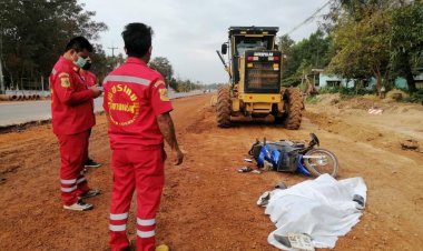 สลด!หนุ่มขับขี่จยย.ติดหล่มรถเกรดถนนถอยทับดับสยอง