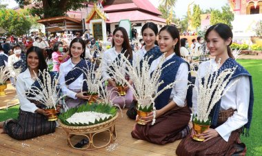 คณะผู้เข้าประกวดนางสาวไทยเดินสายทำบุญเรียนรู้ประเพณีอีสาน