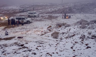 อากาศแปรปรวนหนัก!นทท.แห่สัมผัสหิมะตกกลางทะเลทรายซาอุฯ