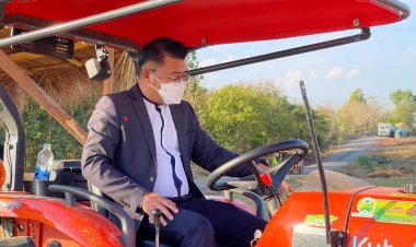 ฮือฮา! ผอ.รพ.ชัยภูมิ ขับรถไถพาชมทุ่งคลอสมอสโปรโมทแหล่งท่องเที่ยว (ชมคลิป)