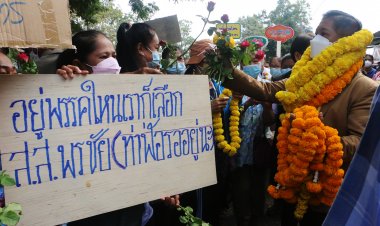 ชาวบ้านชูป้ายเชียร์ ส.ส. พรชัย พิจิตรเขต 1 ย้ายพรรคกองเชียร์ยังรักเหมือนเดิม (มีคลิป)