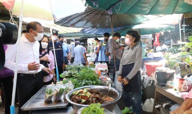 ผู้ว่าฯหมูป่ากำชับผู้ค้าตลาดสดเทศบาลเมืองปทุมธานีติดป้ายแสดงราคาสินค้า
