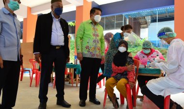 นอภ.เบตงนำทีมสาธารณสุขฉีดวัคซีนเชิงรุกในพื้นที่อัยเยอร์เวง