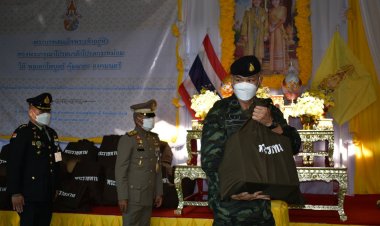 ในหลวง-พระราชินี พระราชทาน"ถุงพระราชทาน"จนท.ได้รับผลกระทบเหตุไฟใต้