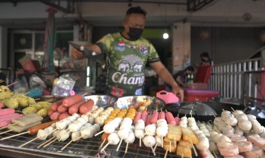 กัดฟันสู้!หมู-น้ำมันแพงแต่ร้านลูกชิ้นทอดขอนแก่ขายไม้ละ5-10บาท