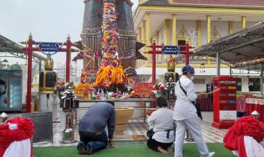 ประชาชนจากทุกทิศแห่ไหว้ครูท้าวเวสสุวรรณอธิษฐานขอโข