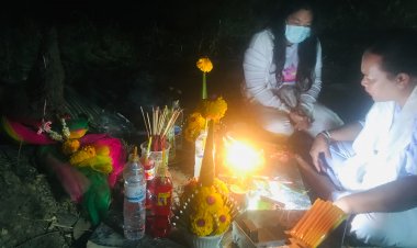 แห่ส่องเลขเด็ดกลางดึกจอมปลวกเหมือนเศียรพญานาค(มีคลิป)