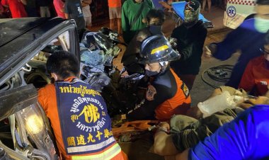 กระบะขนหมูพุ่งชนพ่วง18ล้อพลิกคว่ำหมูเจ็บเกลื่อนถนนร้องระงม