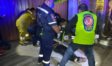 หนุ่มเมียนมาร์ขี่จักรยานยนต์ 150 ซีซีมามิตติ้งกันขากลับถูกเด็กแว้นปาดหน้าชนเสาฟ้าดับ