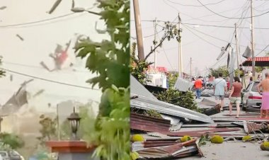 “ทอร์นาโด”ถล่มมาเลเซียบ้านพังยับ เสาไฟ-ต้นไม้ล้มเป็นแถบ(ชมคลิป)