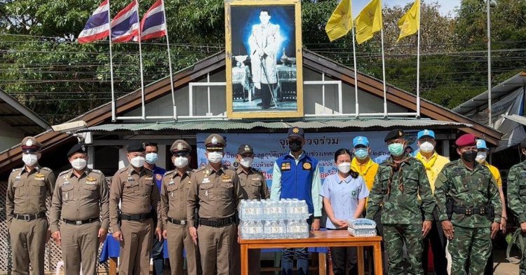 ผกก.แม่สอด ออกบริการ นักท่องเที่ยว ประชาชน แจกน้ำ และกาแฟให้กับผู้ขับขี่ยานพาหนะ ระหว่าง สัญจรเดินทาง ในช่วงเทศกาลปีใหม่ 2565