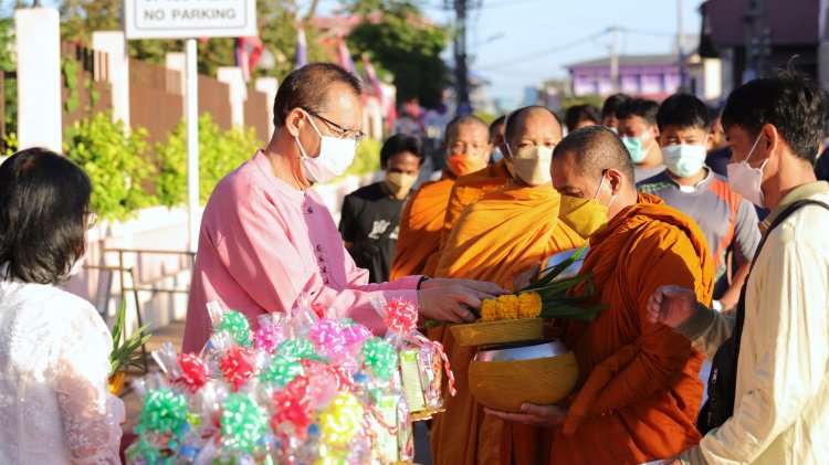 ผู้ว่าฯหมูป่านำชาวปทุมฯทำบุญใส่บาตรวันขึ้นปีใหม่ 2565