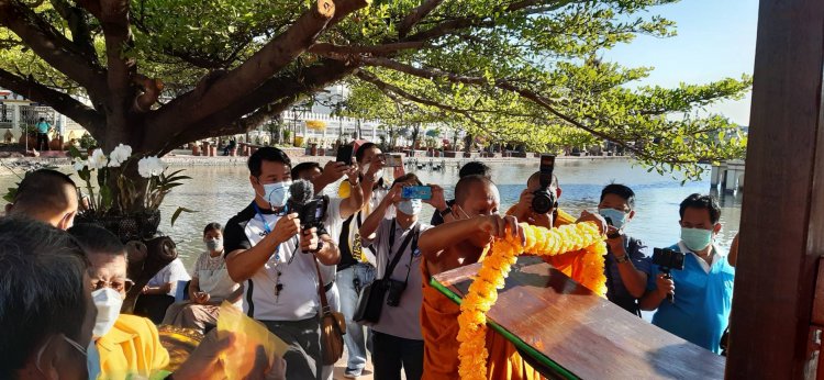 พระครูแจ้ ทำพิธีไหว้แม่ย่านาง"เรือไล้สุวรรณนำโชค" อายุกว่า 200 ปี(ชมคลิป)