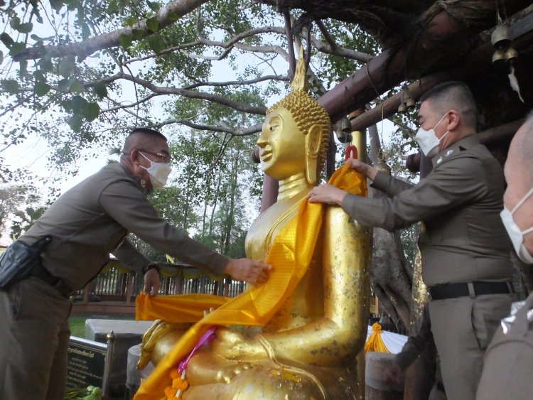 ผบ.ภ.2 นำ ตร.-ปชช.ทำบุญค้ำต้นพระศรีมหาโพธิ์รับปีใหม่(ชมคลิป)