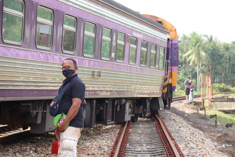 รถไฟตกราง ที่สถานีรือเสาะ รถไฟหยุดทุกขบวนหยุดวิ่งชั่งคราว โดยเฉพาะขบวนท้องถิ่น จนกว่าจะสามารถยกโบกี้ได้ 