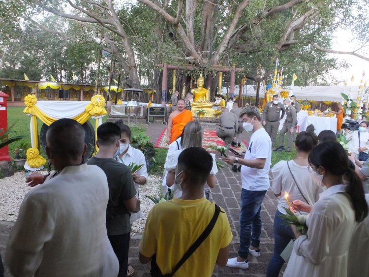ทึ่ง!!! ผบ.ภ.2 นำ ตร. –ประชาชนทำบุญต้อนรับปีใหม่ –ค้ำต้นพระศรีมหาโพธิ์ ต้นใหญ่-เก่าแก่ที่สุดในประเทศไทยอายุมากกว่า 2,500 ปี เพื่อเป็นสิริมงคล! พบพุทธศาสนิกชนนับ 1,000 เนืองแน่น