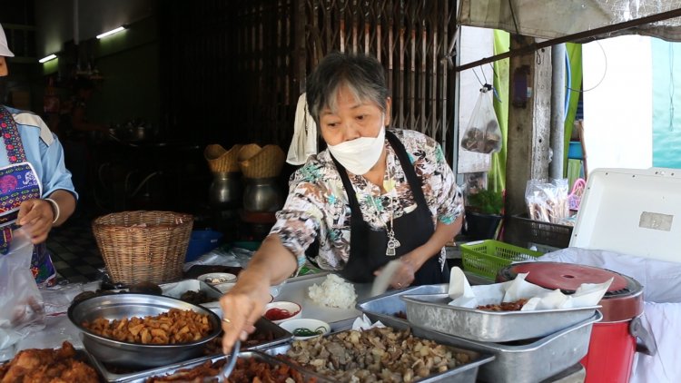 สวนกระแสหมูแพง!ร้านหมูทอดขอนแก่นขายเท่าเดิมห่อละ10บาท(มีคลิป)