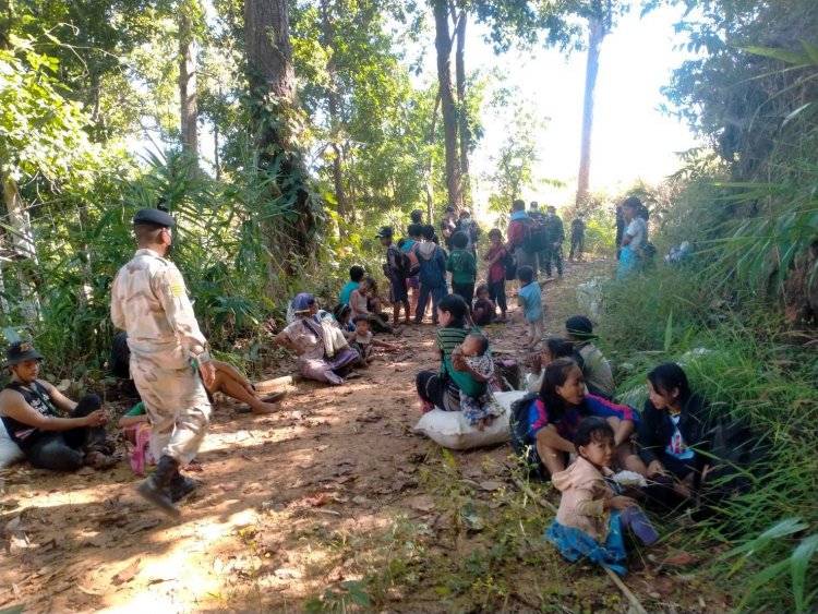 ชาวเมียนมาอพยพหนีภัยสงครามอาศัยฐานที่มั่นทหารไทยแม่ฮ่องสอน