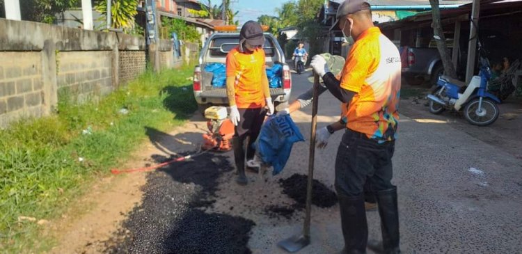 นายก อบต.โนนสังลุยปรับปรุงถนนเพื่อลำเลียงผลผลิตการเกษตร