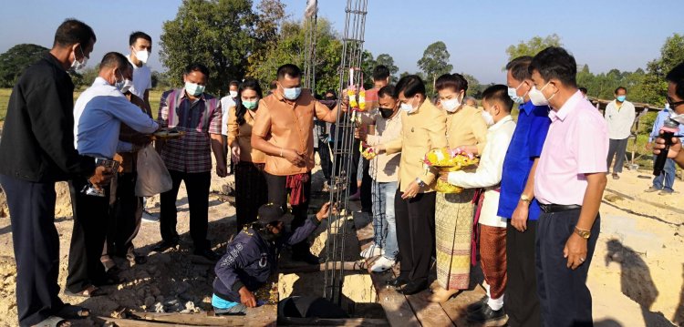 ป.สมานธนโชคทำพิธียกเสาเอกเสาโทโครงการบ้านน้อยในภูกว้าง