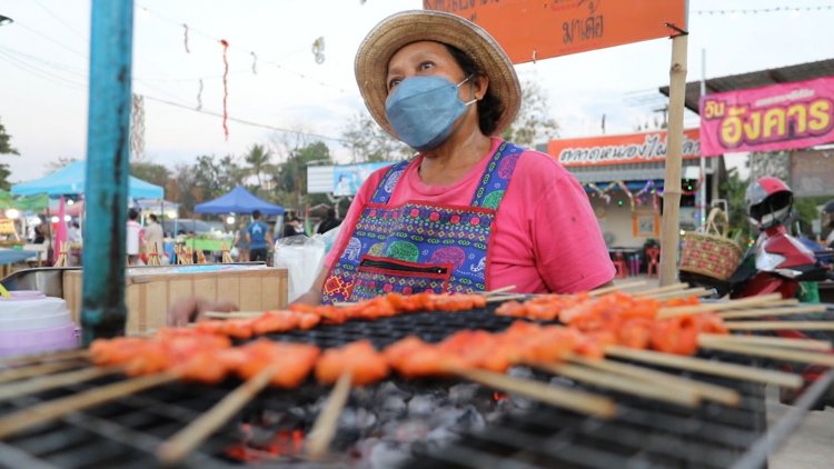 ไก่ย่างหมักเกลือสูตรโบราณไม้ละ 2  บาท ทางเลือกใหม่ยุคหมูแพง