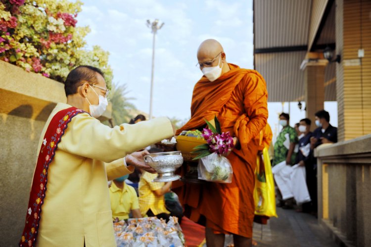 ผู้ว่าฯหมูป่าชวนสวมชุดไทยตักบาตรทุกวันพระใหญ่สืบสานวิถี ไทย รามัญ