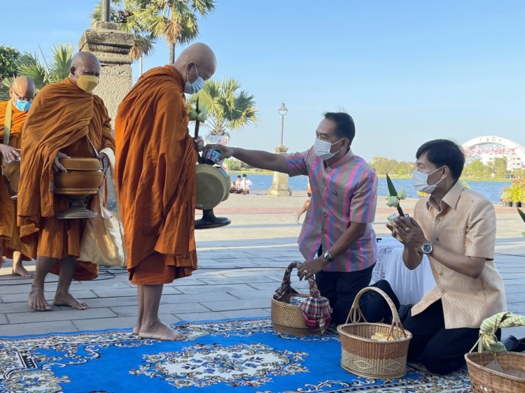 ศรีสะเกษพร้อมใจนุ่งผ้าไทยใส่บาตรทำความดีวิถีพอเพียง