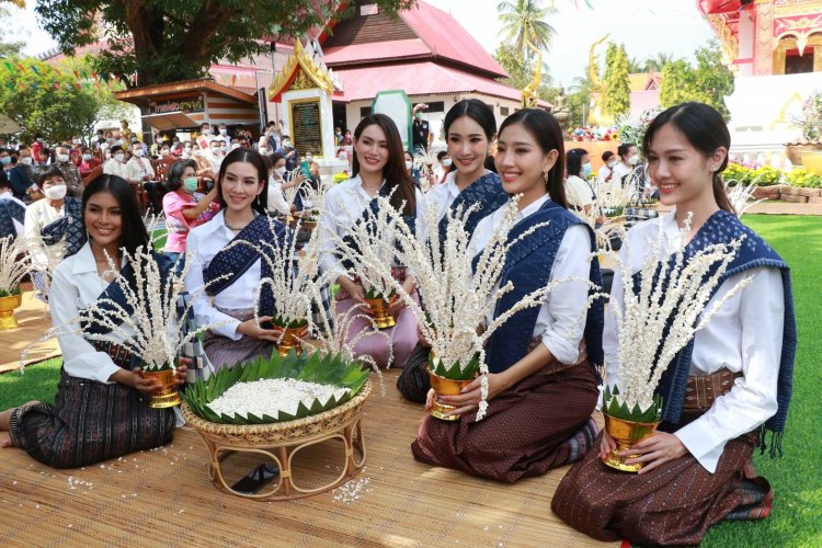 คณะผู้เข้าประกวดนางสาวไทยเดินสายทำบุญเรียนรู้ประเพณีอีสาน