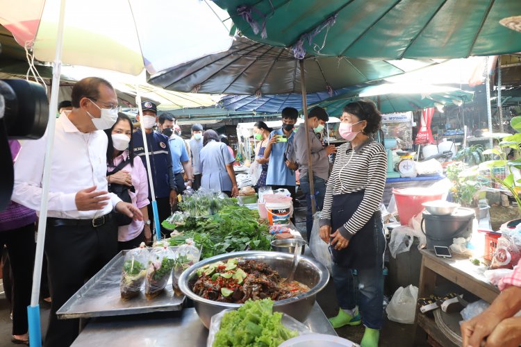 ผู้ว่าฯหมูป่ากำชับผู้ค้าตลาดสดเทศบาลเมืองปทุมธานีติดป้ายแสดงราคาสินค้า