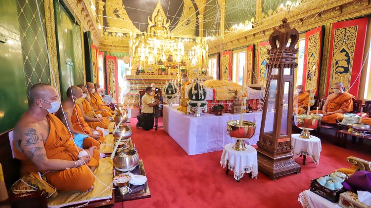 สุดเข้มขลัง! เกจิดังแห่งยุค นั่งปรกอธิษฐานจิต“เหรียญมงคลบารมี 38 พ.ศ.2565 ”