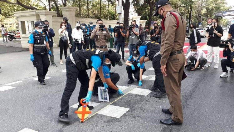 ตำรวจพิสูจน์หลักฐานกลาง (สพฐ.ก.) เข้าตรวจสอบจุดเกิดอุบัติเหตุ "ส.ต.ต.นรวิชญ์" ขับรถบิ๊กไบค์ พุ่งชน ”หมอกระต่าย” เสียชีวิต ระหว่างเดินข้ามทางม้าลาย เพื่อนำไปประกอบสำนวนคดี และวิเคราะห์ประเมินความเร็วของรถขณะขับขี่