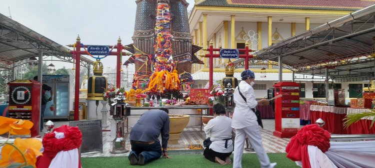 ประชาชนจากทุกทิศแห่ไหว้ครูท้าวเวสสุวรรณอธิษฐานขอโข