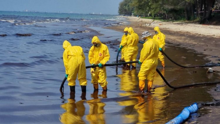 เปิดภาพคราบน้ำมันเต็มหาดแม่รำพึงเข้าขั้นวิกฤติ