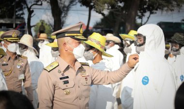 ผบ.สอ.รฝ.เยี่ยมให้กำลังใจกำลังพลขจัดน้ำมันหาดแม่รำพรึง